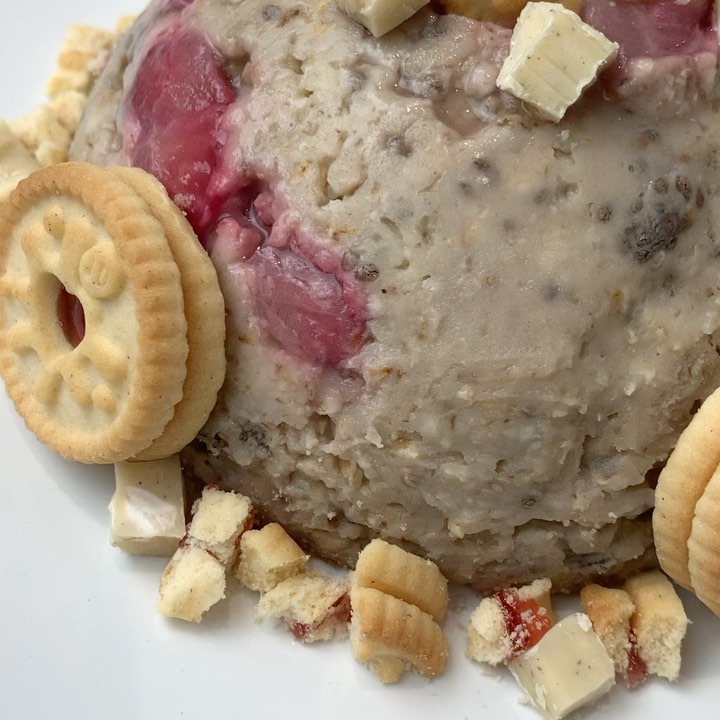 Jammie Dodger Overnight Oat Cake