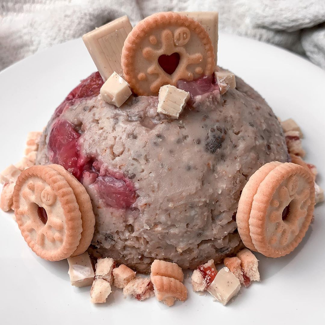 Jammie Dodger Overnight Oat Cake