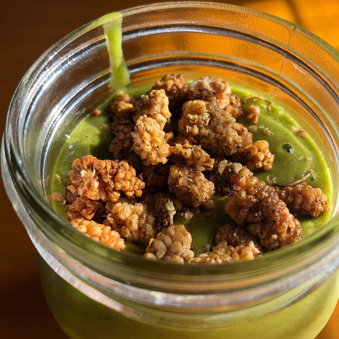 Nutritious Green Smoothie with Spinach and Fruits