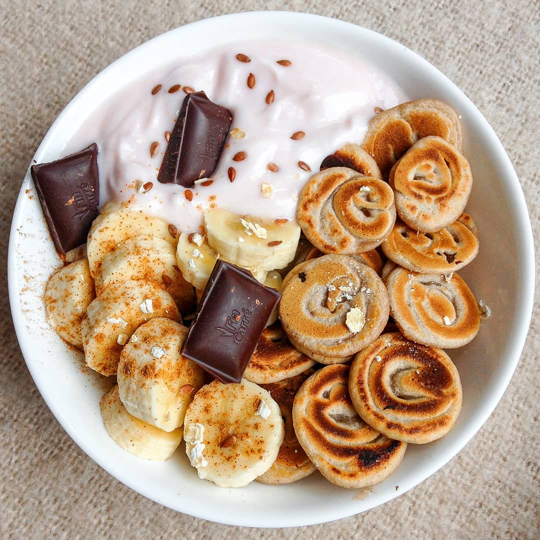 Mini Banana Pancake Swirls with Chocolate, Yoghurt & Banana