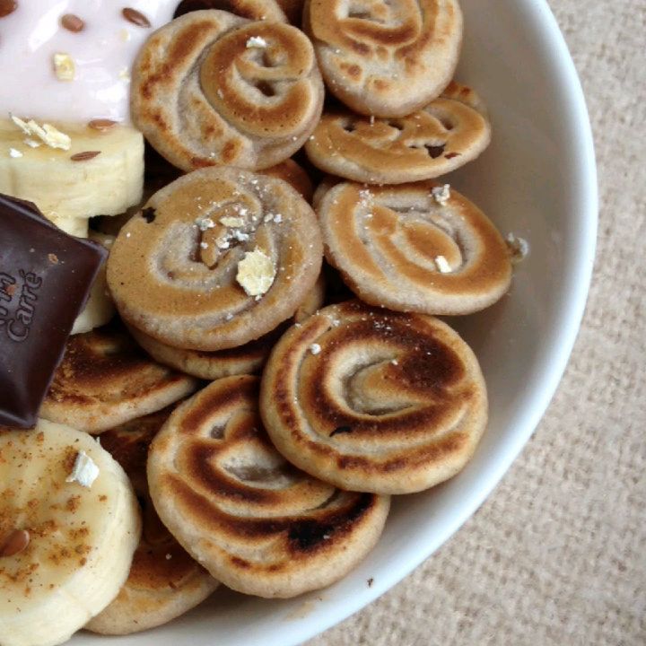 Mini Banana Pancake Swirls with Chocolate, Yoghurt & Banana