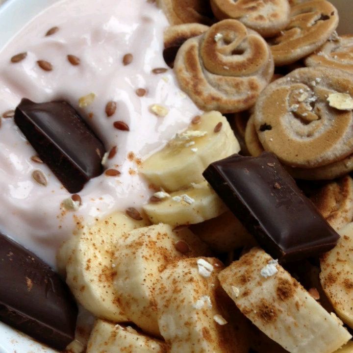 Mini Banana Pancake Swirls with Chocolate, Yoghurt & Banana