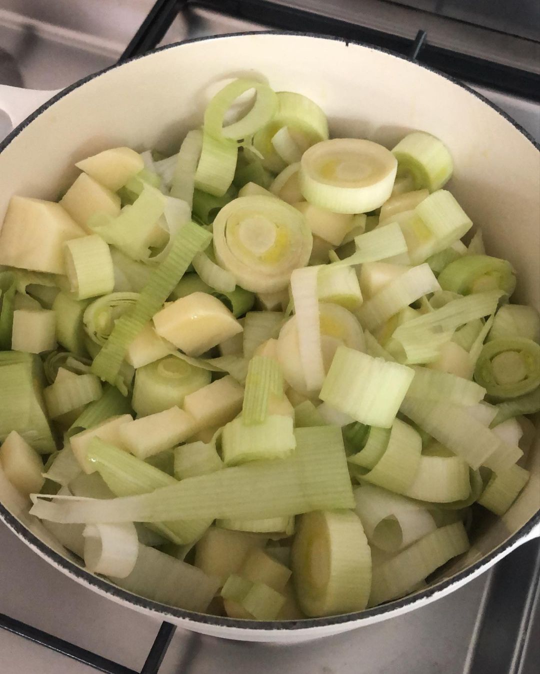 Easy 4-Ingredient Leek and Potato Soup