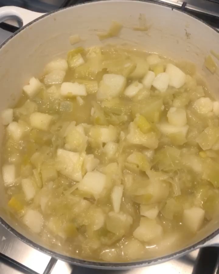 Easy 4-Ingredient Leek and Potato Soup