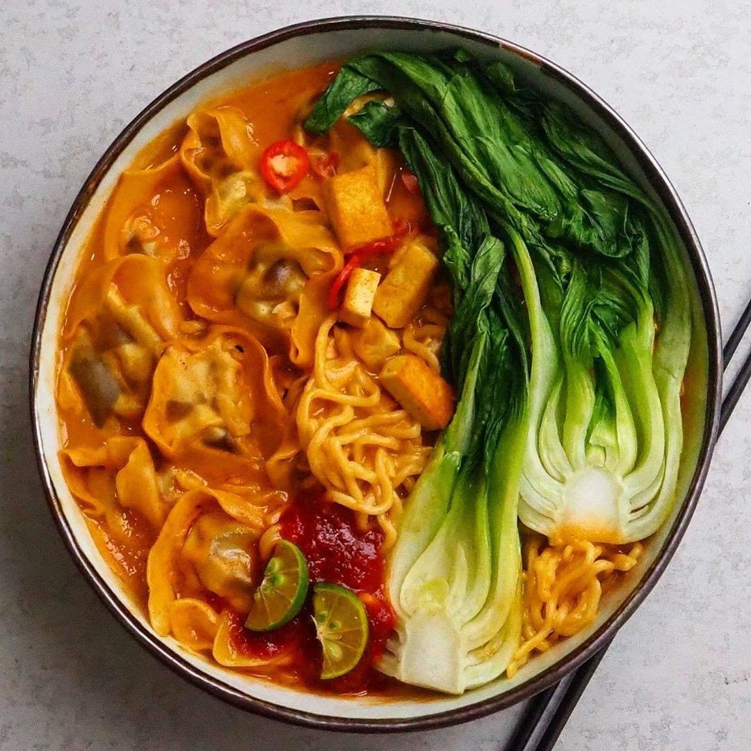 Red Curry Wonton Noodles Bowl
