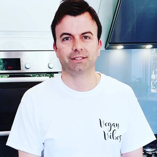 Aaron Calder  Vegan Blogger Ⓥ